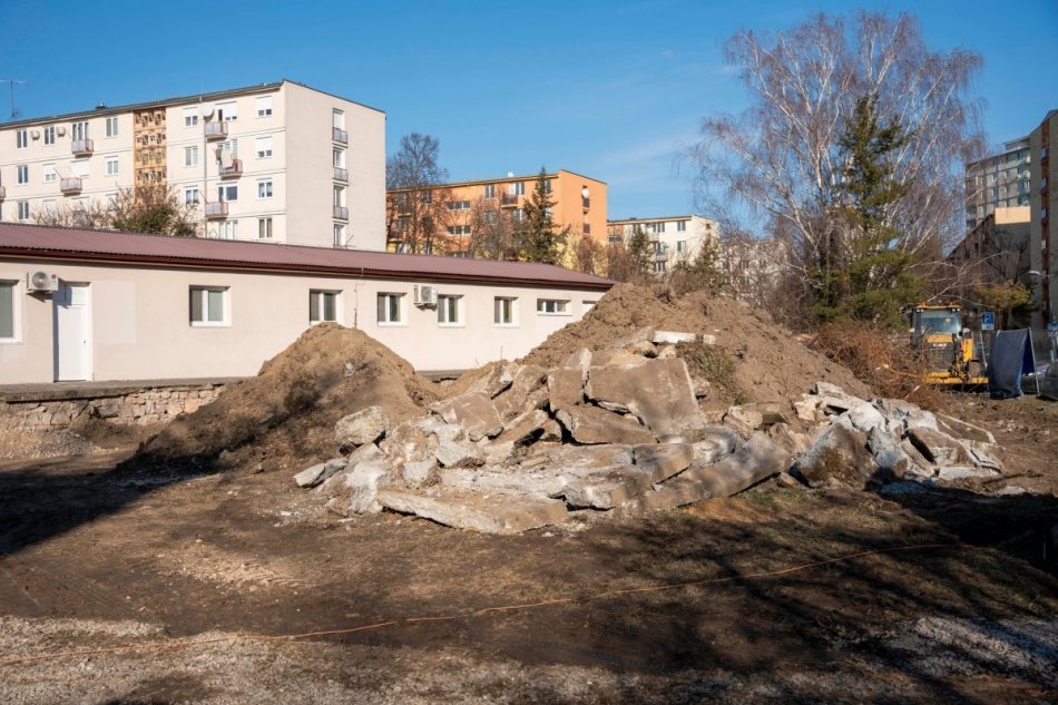 Parkovisko poliklinika Párovce