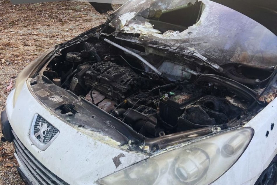 V OBRAZOCH: Policajt v čase voľna zasiahol pri požiari auta