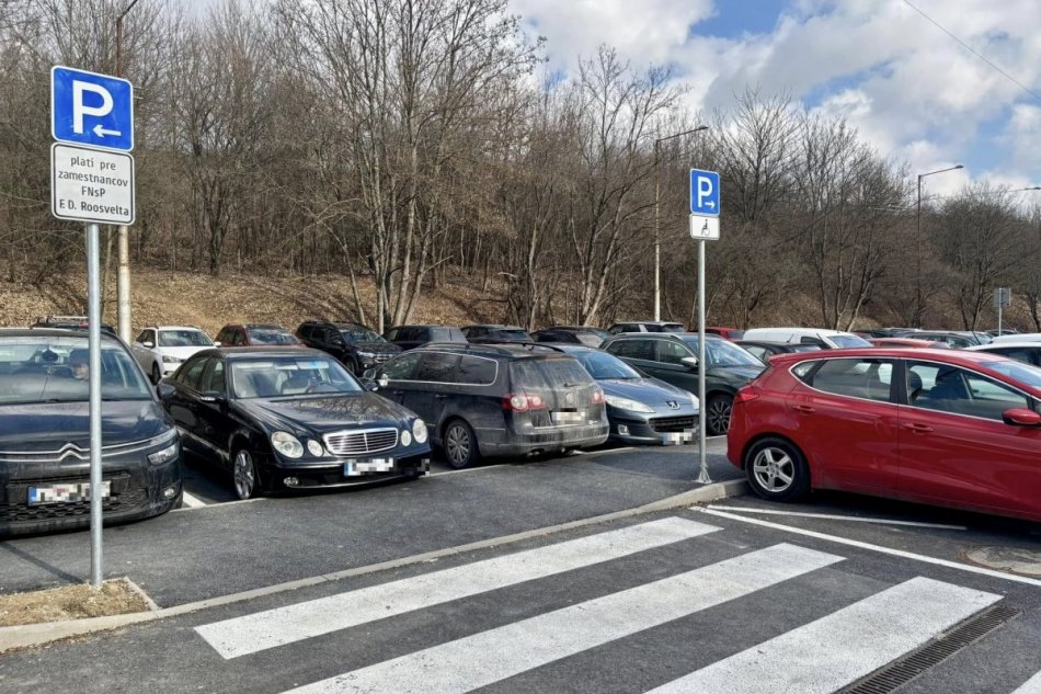 V OBRAZOCH: V okolí Roosveltovej nemocnice sa bude dať parkovať za 2 eurá na deň