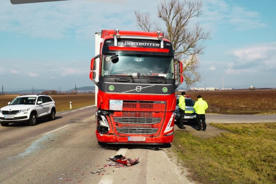 V OBRAZOCH: Pri nehode kamióna a auta sa zranila jedna osoba