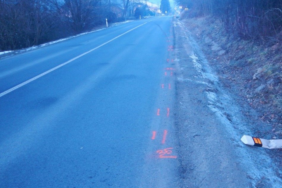 V OBRAZOCH: Po vážnej nehode skončila zdemolované auto na streche