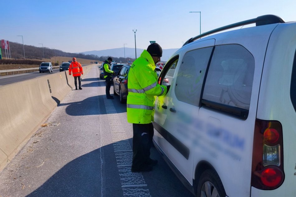 Policajná kontrola nákladných vozidiel a autobusov na R1