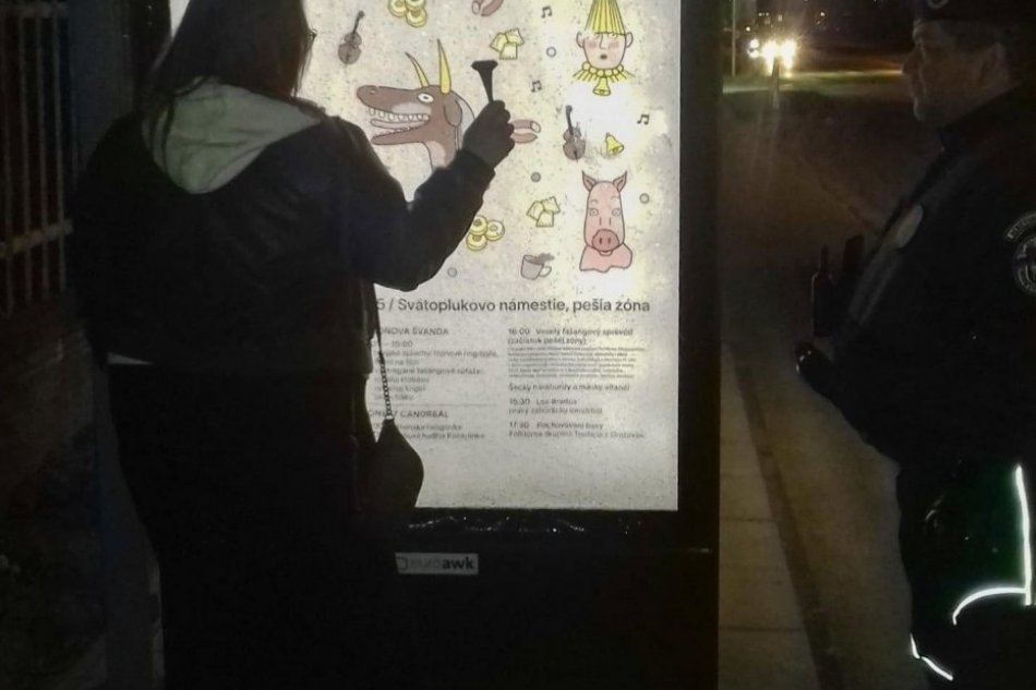 Žena rozbila vitrínu na zastávke