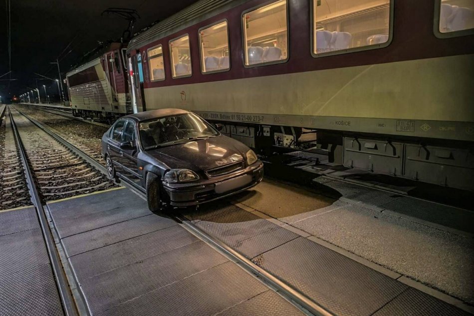 Vlak narazil do opusteného vozidla
