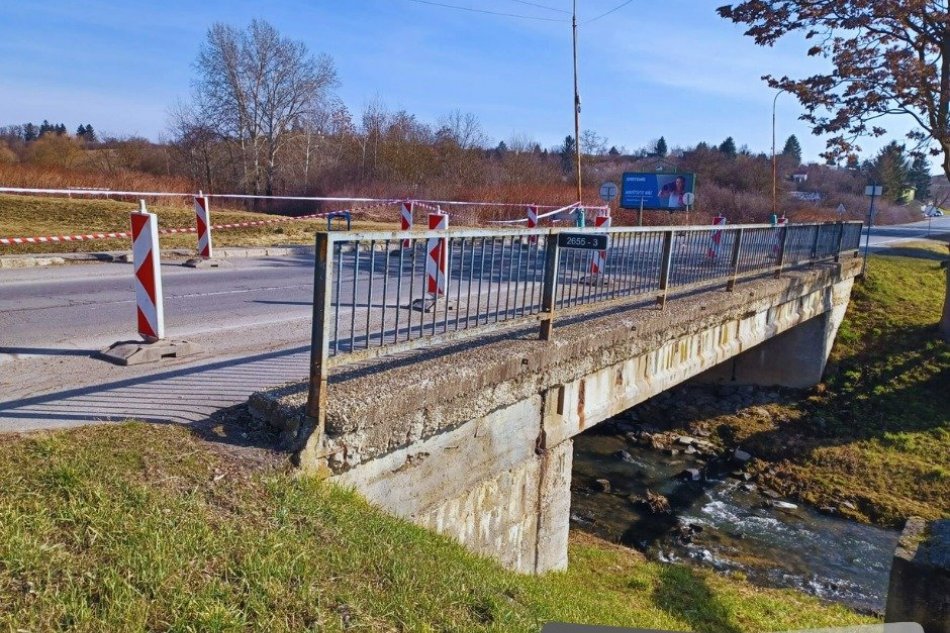 V OBRAZOCH: V Lučenci je poškodený most, polícia vyzýva k opatrnosti