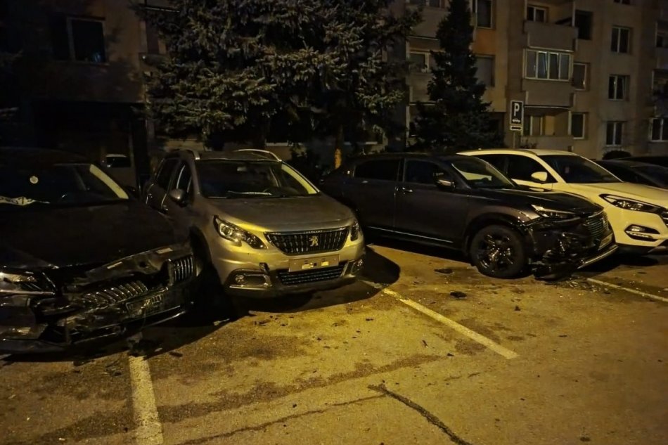 Nabúral autá na parkovisku