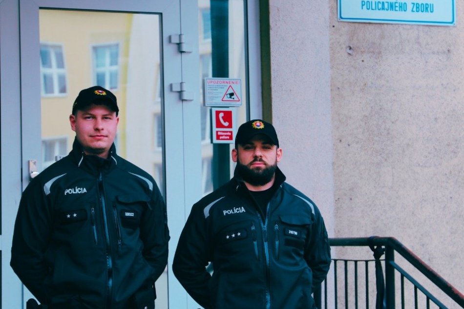 V OBRAZOCH: Policajti pomohli seniorke vďaka hasičom