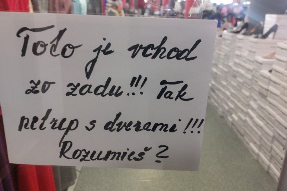 Vtipný nápis na vchode prešovského obchodu