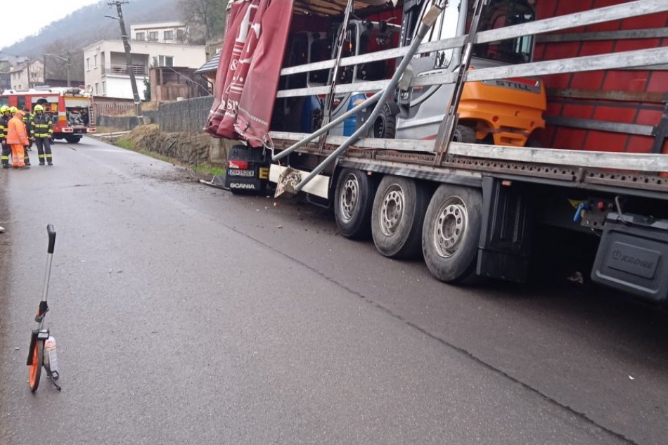 V OBRAZOCH: Nehoda kamióna v obci Brehy