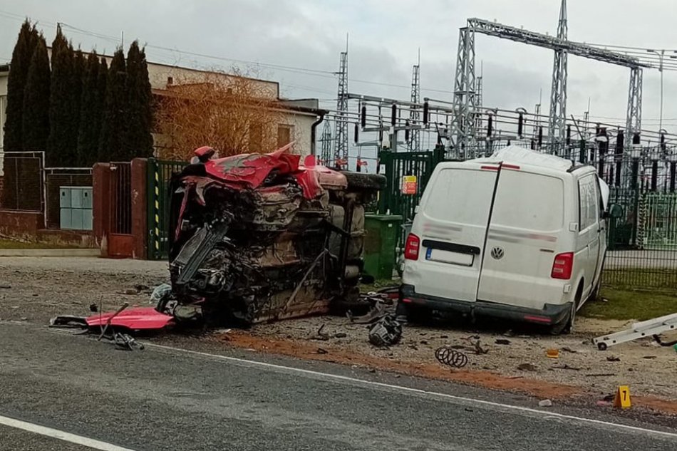 Auto začalo po nehode horieť: Vodič v nemocnici zomrel