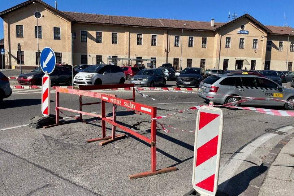 Prepadnutá cesta pred železničnou stanicou v Nitre