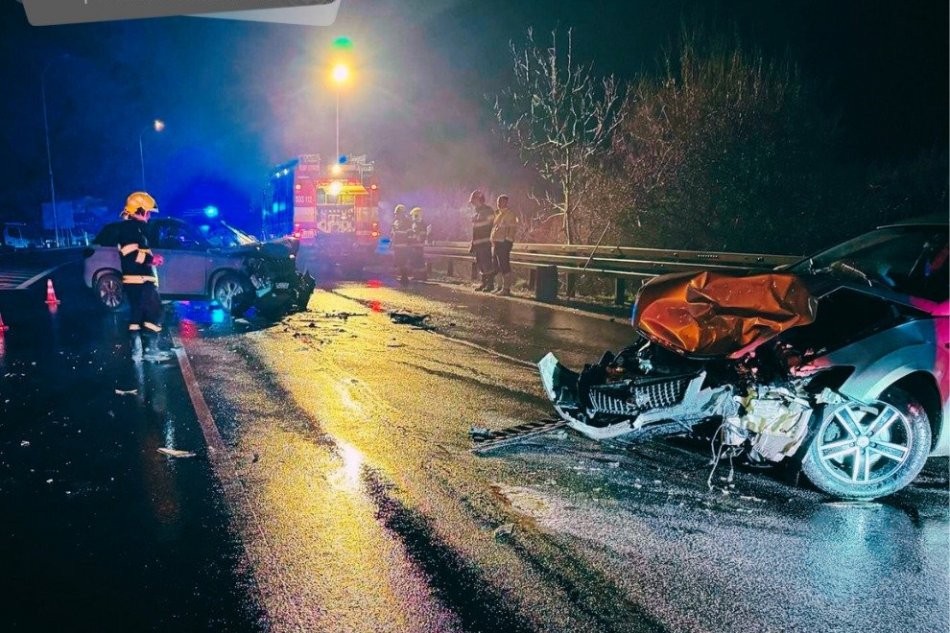 V OBRAZOCH: Pri dopravnej nehode v Lučenci sa zranili 2 osoby