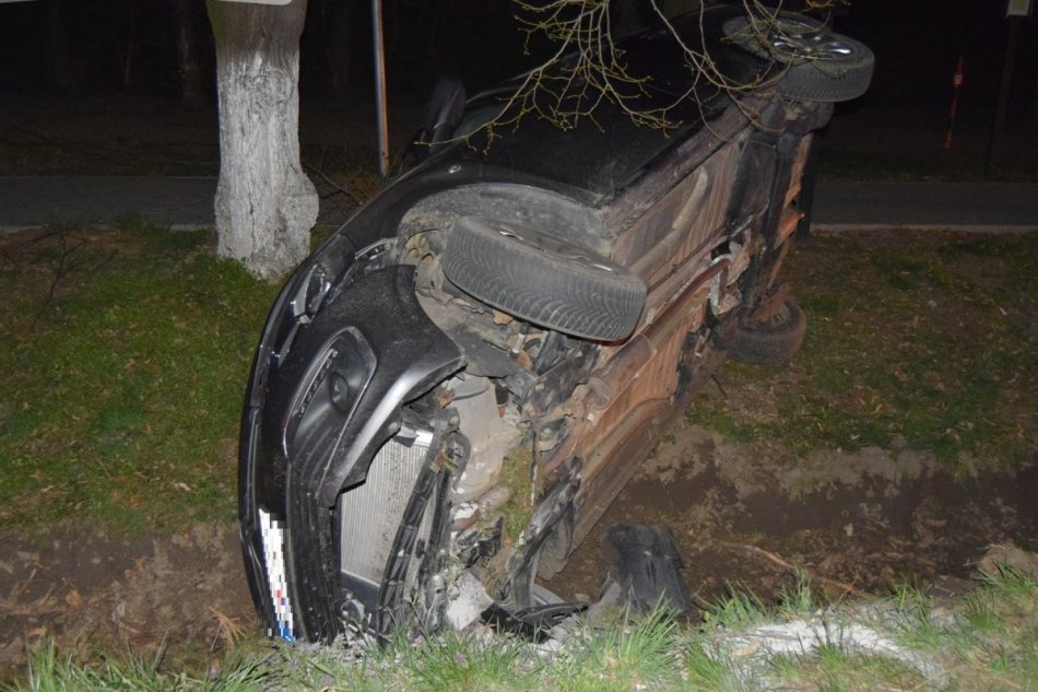 Opitý vodič prevrátil auto na bok