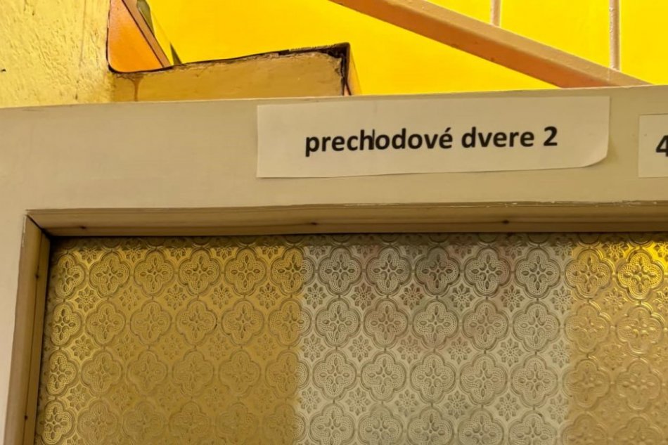 Oznam na prechodových dverách o zakázanom prechode