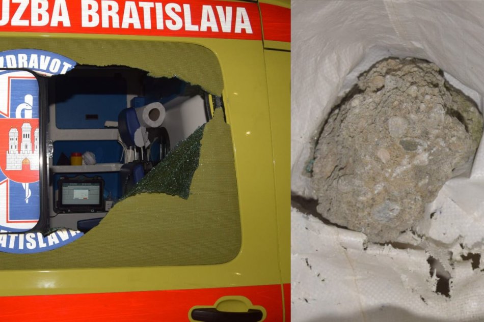 Muž do sanitky hodil kus betónu