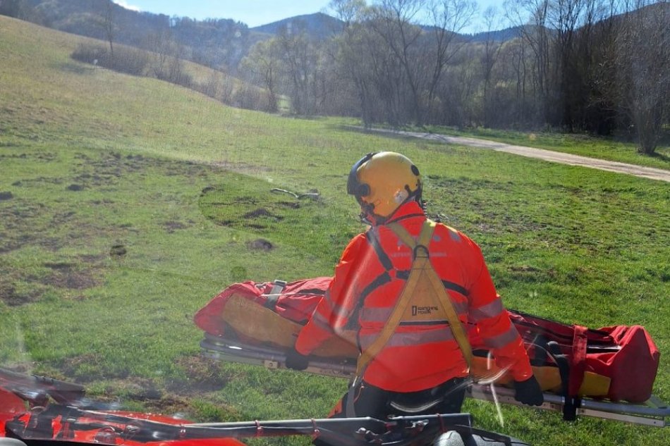 V OBRAZOCH: Leteckí záchranári pomáhali žene po páde z koňa