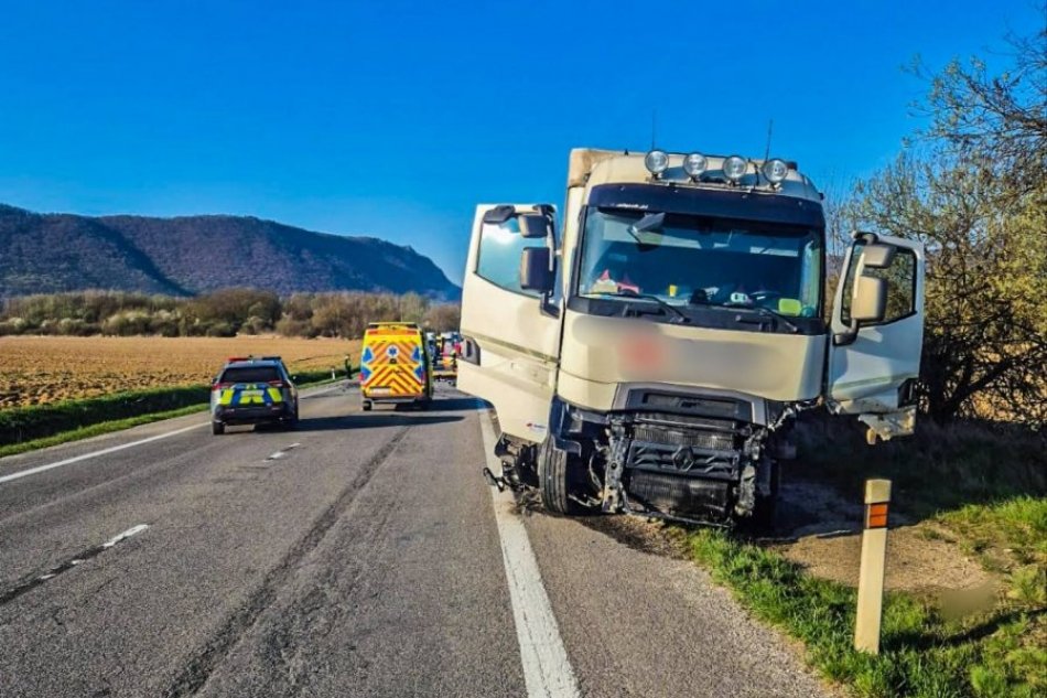Kvôli vážnej nehode pri Rožňave zasahoval aj vrtuľník