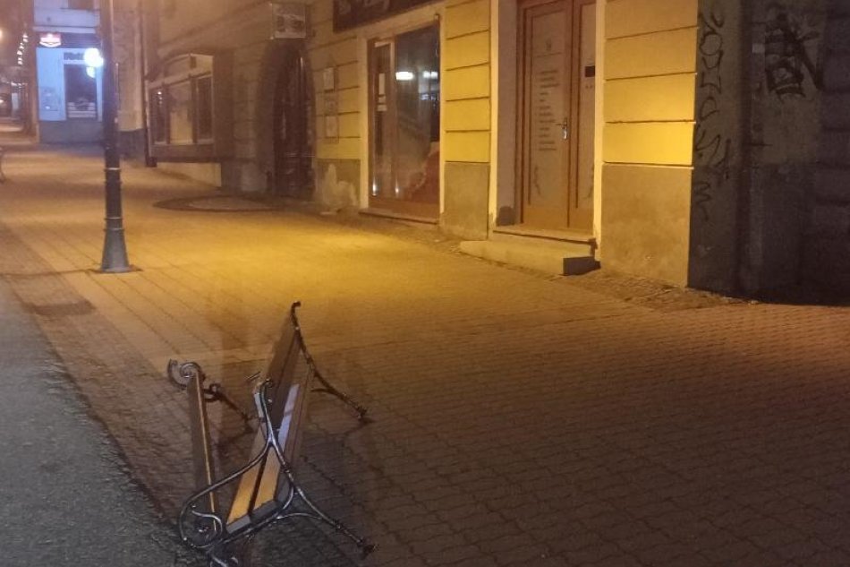 V OBRAZOCH: Vyčíňanie vandalov v Banskej Bystrici