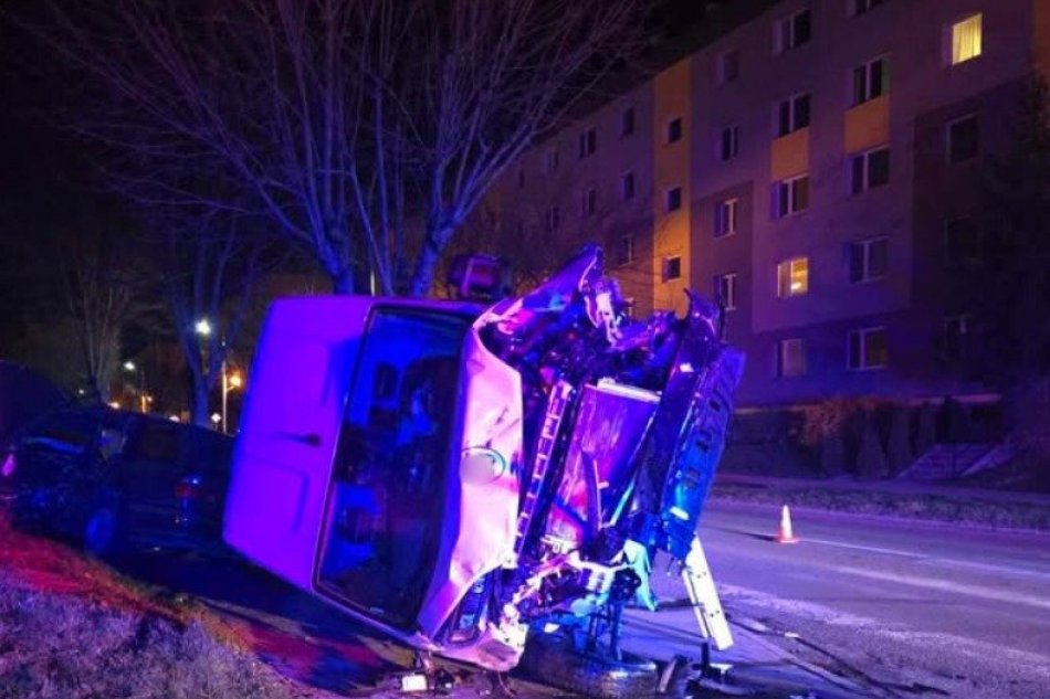 V OBRAZOCH: Policajti zachránili muža uväzneného v aute