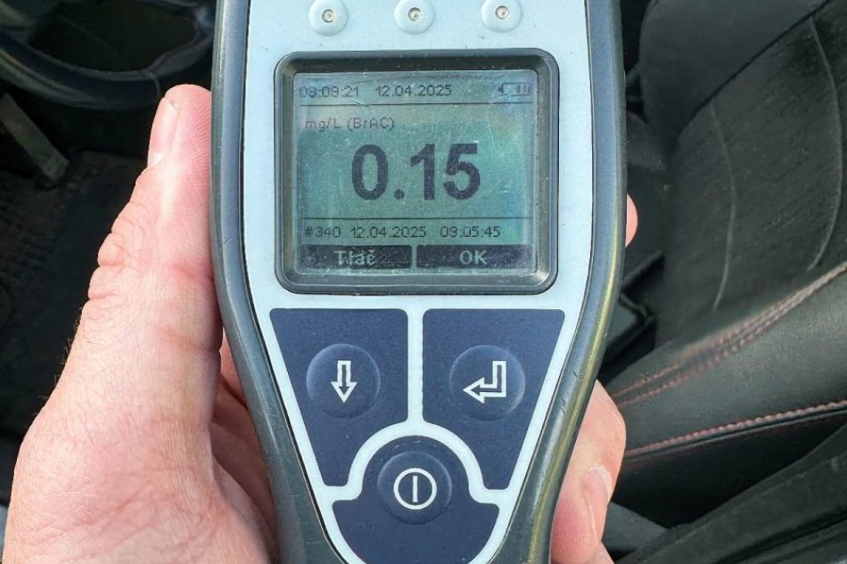 Policajtovi povedal, že ho vyzlečie z uniformy