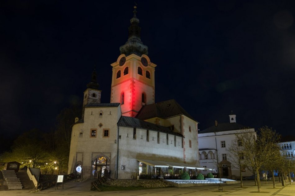 V OBRAZOCH: Dominanty Bystrice sa zahalia do červenej