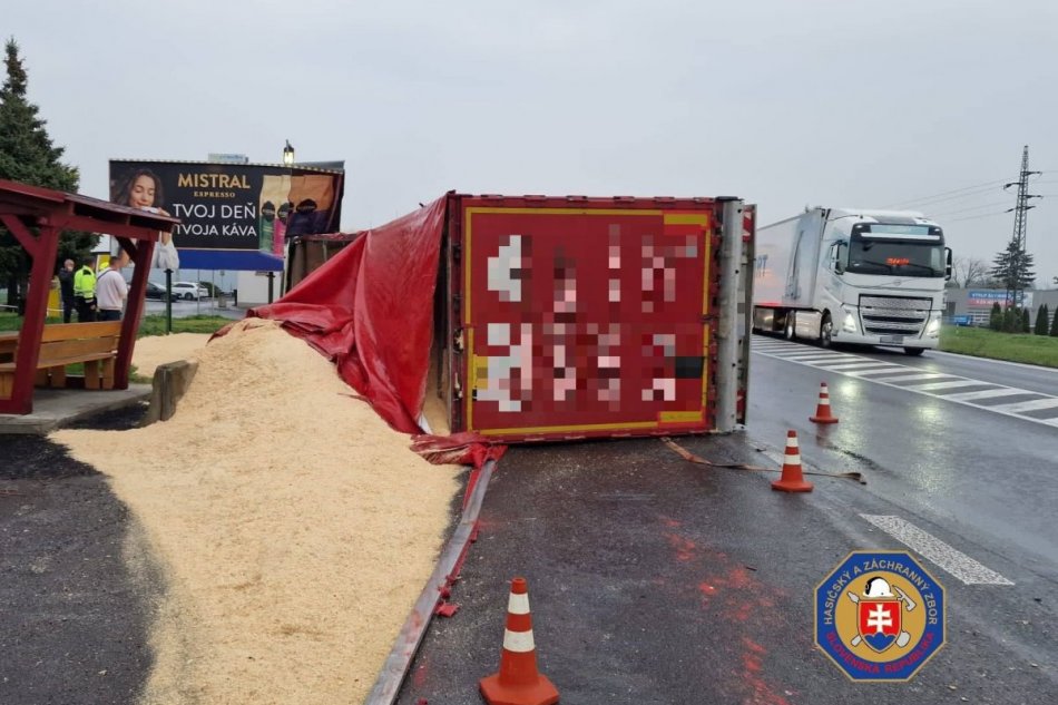 V OBRAZOCH: Z prevráteného kamióna sa vysypali piliny