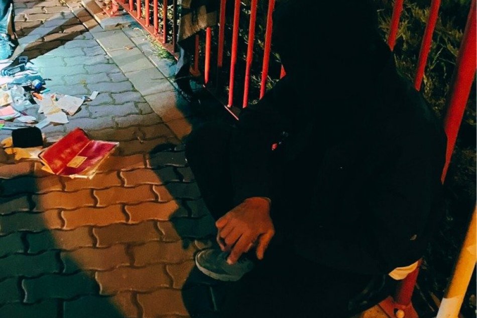 V OBRAZOCH: Obetavý policajt chytil zlodeja v čase voľna