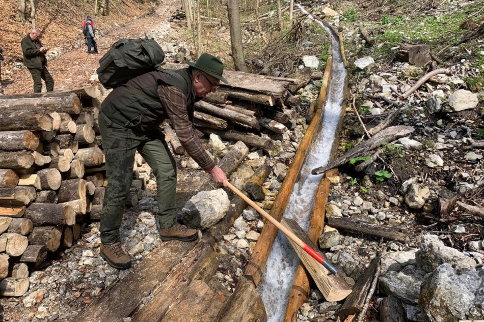 V OBRAZOCH: Plavenie dreva vo vodnom žľabe Rakytovo