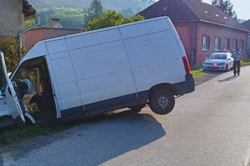 V OBRAZOCH: Nehoda ukradnutej dodávky