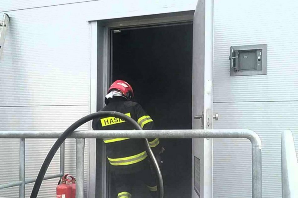 V OBRAZOCH: Požiar v predajni na Zvolenskej ceste