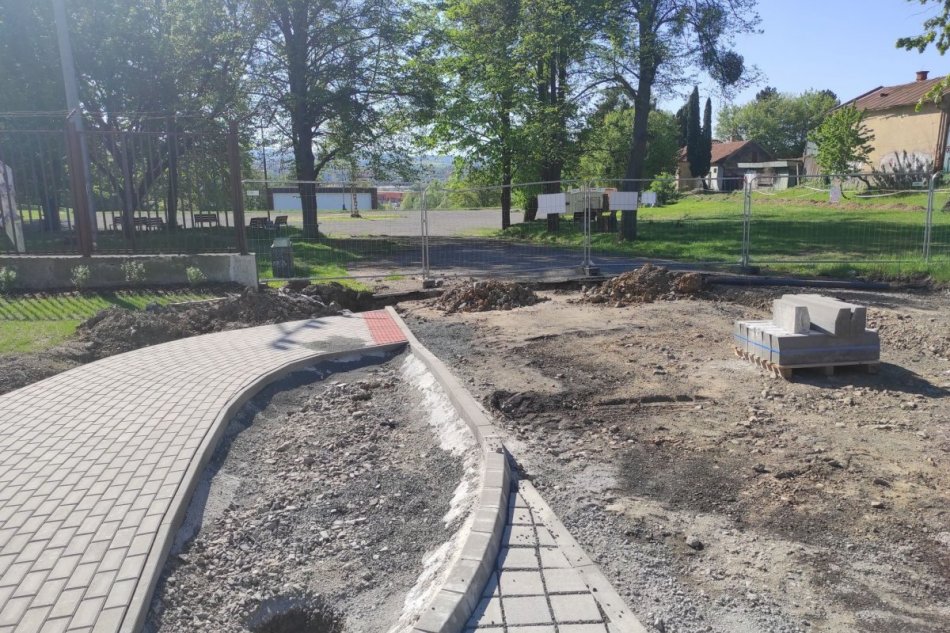 Parkovisko pri prešovskej nemocnici úspešne vynovujú