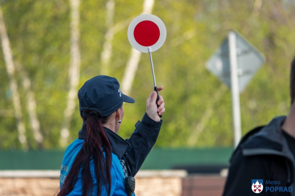 Kvôli náporu vozidiel v Poprade dopravu riadi polícia