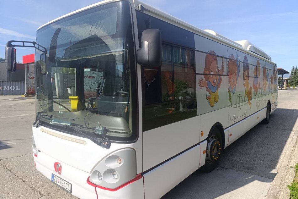 V OBRAZOCH: Špeciálny autobus sa premení na maliarske plátno