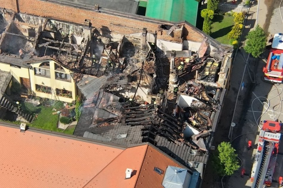 V OBRAZOCH: Požiar štyroch rodinných domov zamestnal desiatky hasičov