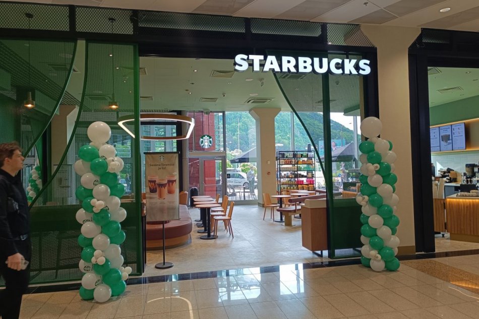 Na otvorenie prvého Starbucksu v Banskobystrickom kraji čakali desiatky ľudí