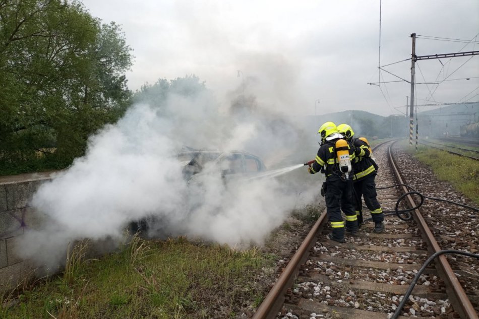 Po náraze do betónu začalo horieť auto