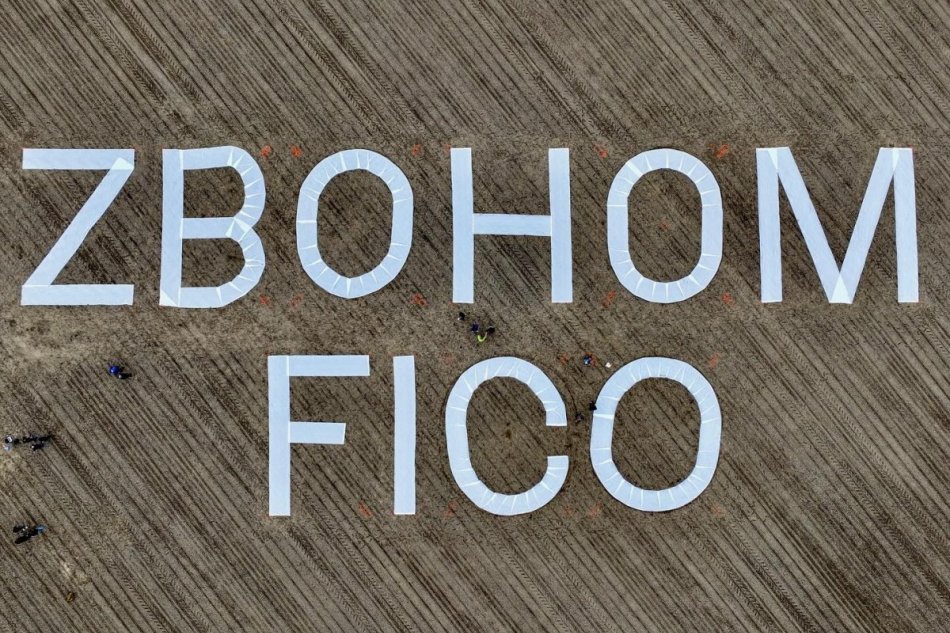 Mier Ukrajine rozprestrel 70-metrový nápis "Zbohom Fico"