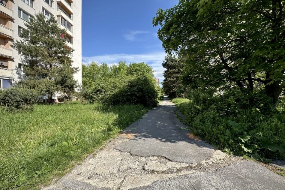 V OBRAZOCH: Rekonštrukcia kilometrového chodníka na Radvanskej ulici