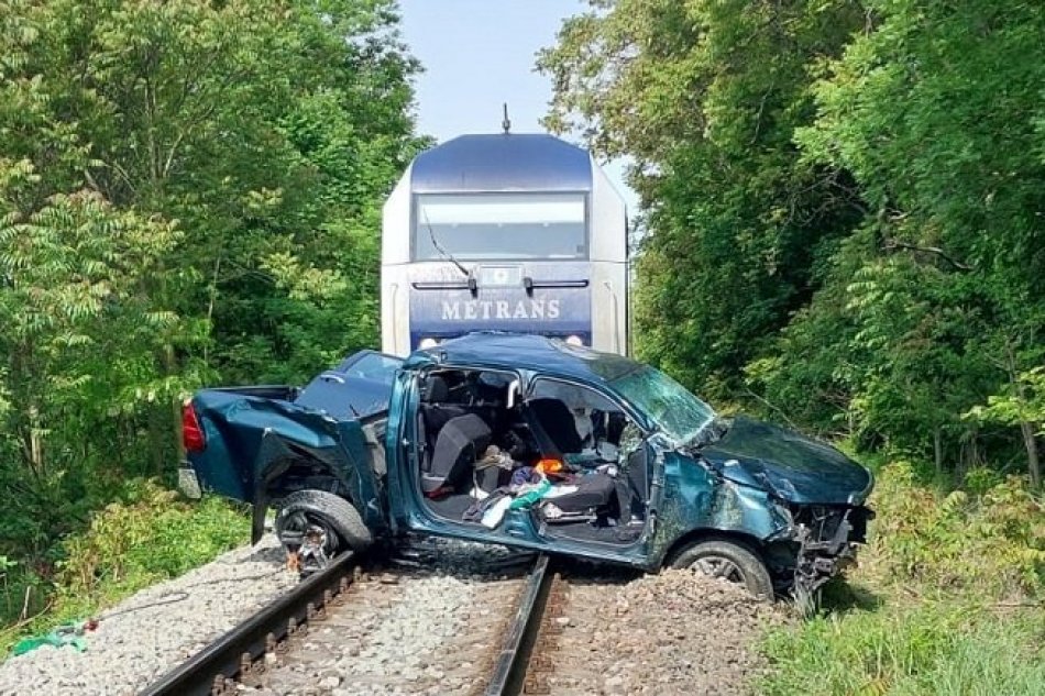 Po zrážke tlačil vlak auto 400 metrov