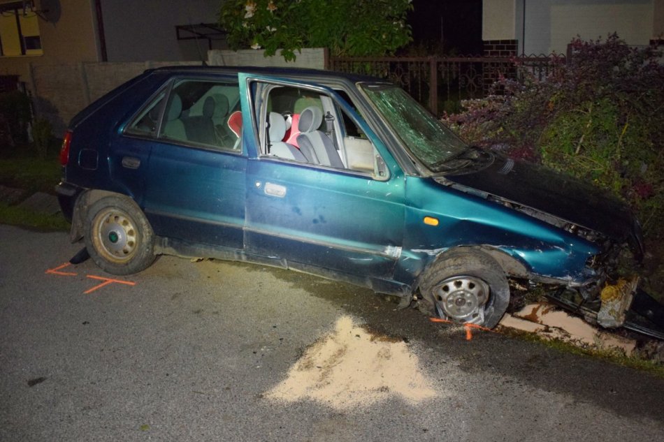 S autom zaparkoval mimo cesty