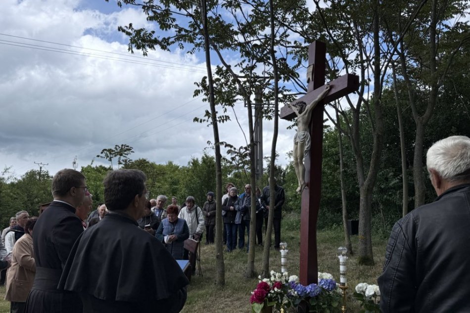 Biskup požehnal strechu aj kríže