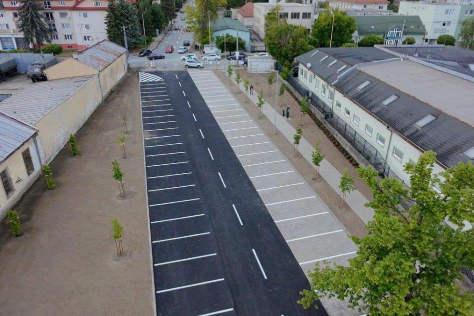 Nové parkovisko pri nemocnici a amfiteátri