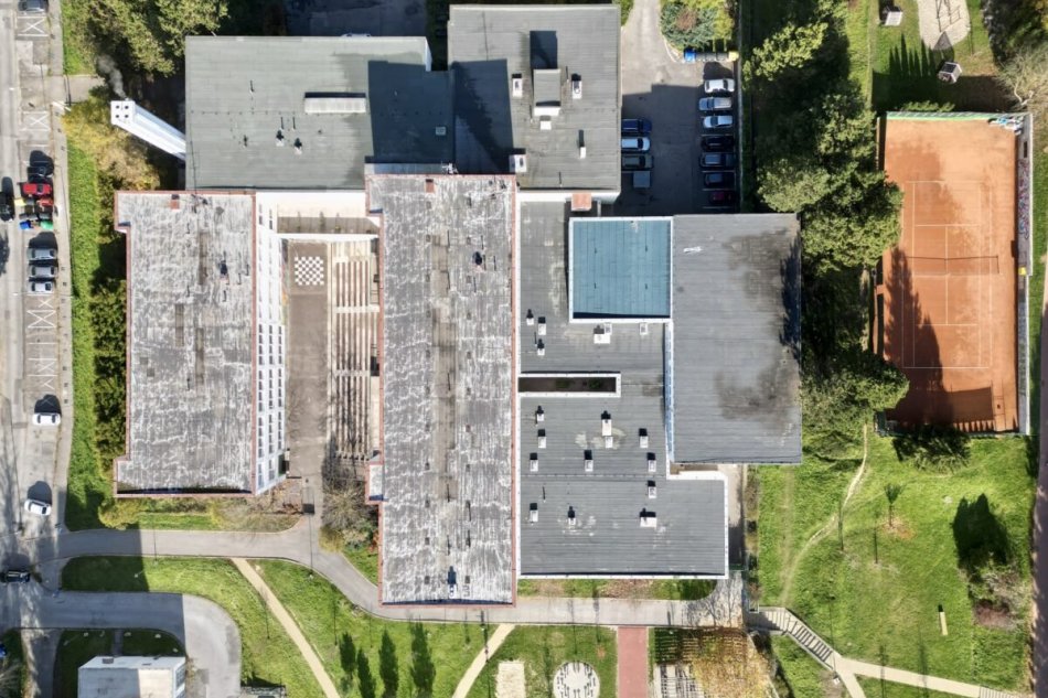 Začínajú sa stavebné práce na vybudovaní najväčšej zelenej strechy v Bystrici