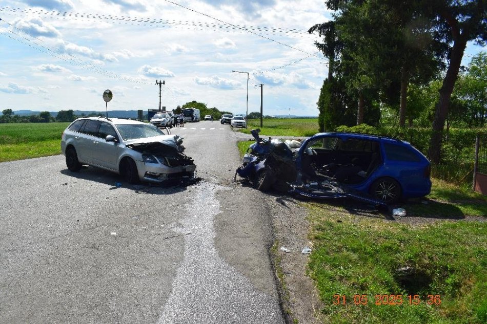 V OBRAZOCH: Čelná zrážka si vyžiadala piatich zranených
