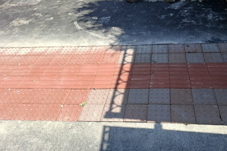 Nový asfalt na Masarykovej už prešiel úpravou