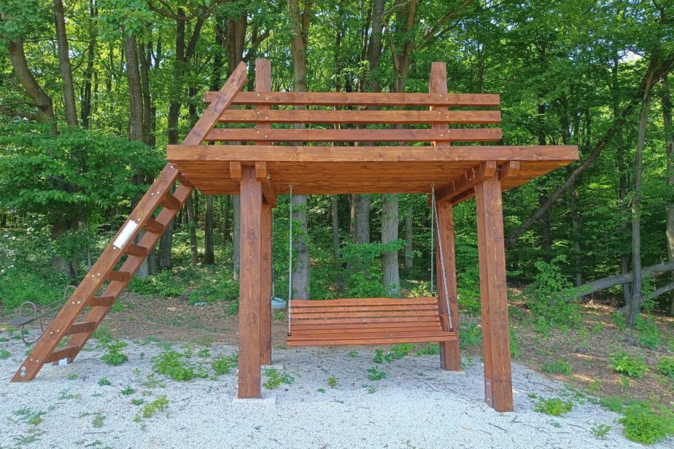 V OBRAZOCH: Obria lavička s hojdačkou pri Gregorovej Vieske