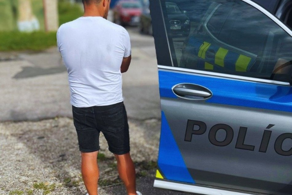 V OBRAZOCH: Muž na sídlisku poškodil 14 áut
