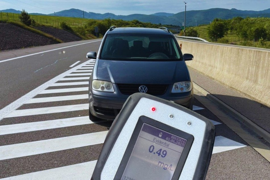 V OBRAZOCH: Opitý vodič a cyklista na rýchlostnej ceste