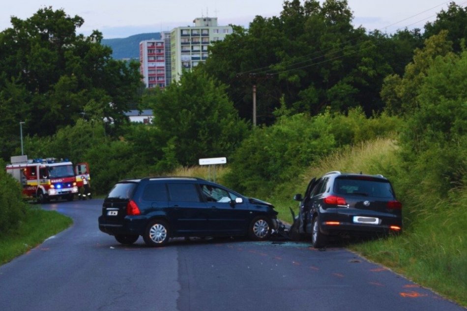 V OBRAZOCH: Pri čelnej zrážke sa zranili dve osoby