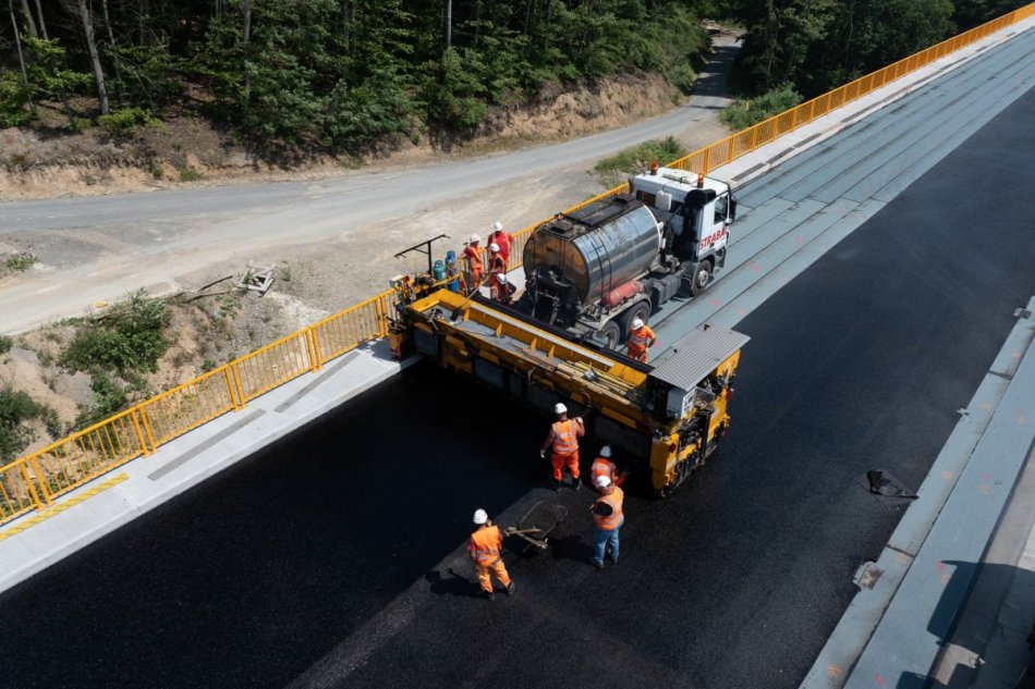 V OBRAZOCH: Na novom úseku R2 už položili prvé vrstvy asfaltu